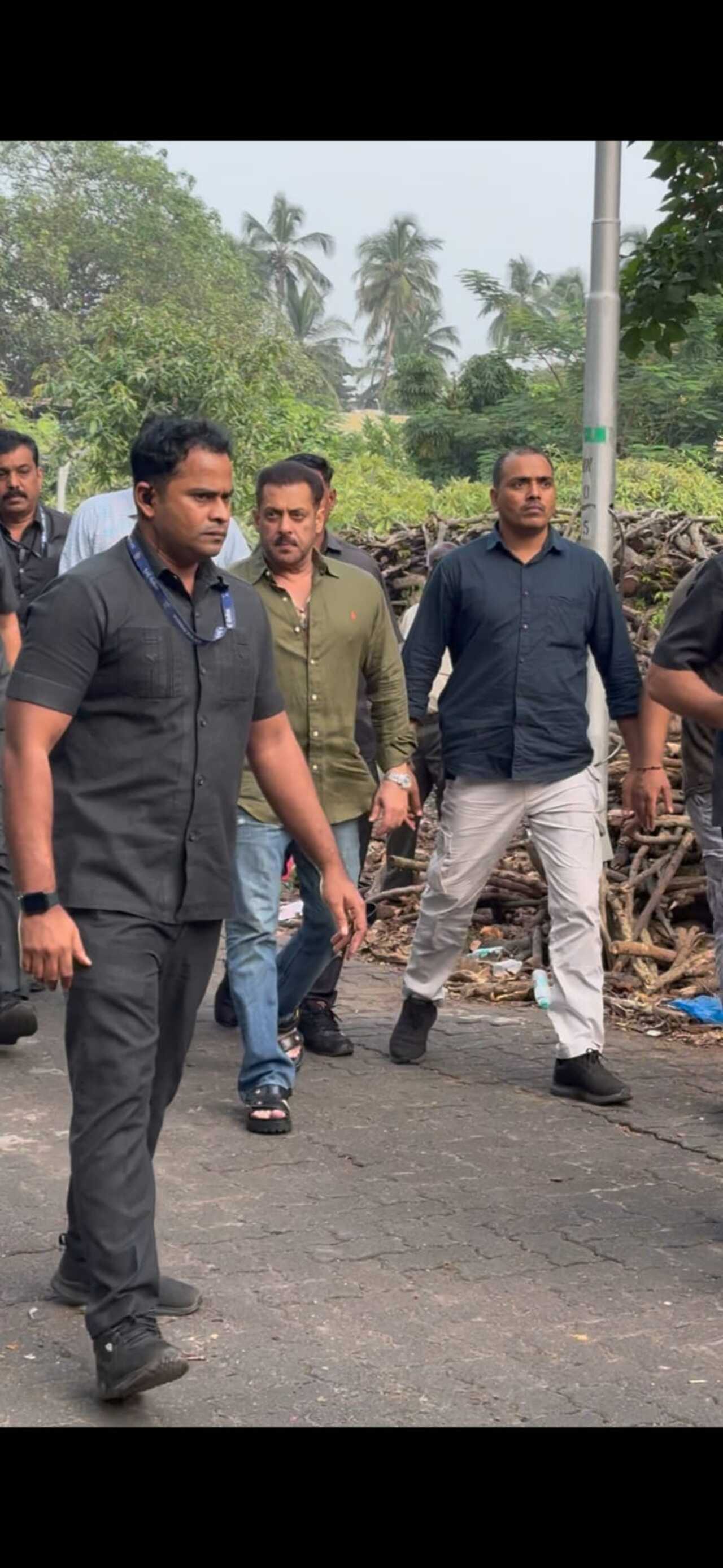 Salman Khan was spotted arriving to attend the last rites of veteran actor Pankaj Dheer, who passed away earlier on Wednesday from cancer, amid heavy security.